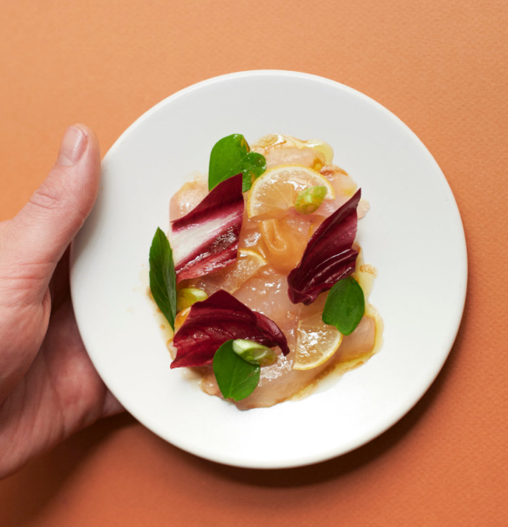 Plat signature Oktobre — truite fumée, citron et herbes fraiches, restaurant bistronomique du chef Martin Maumet à Saint-Germain-des-Prés, Paris 6